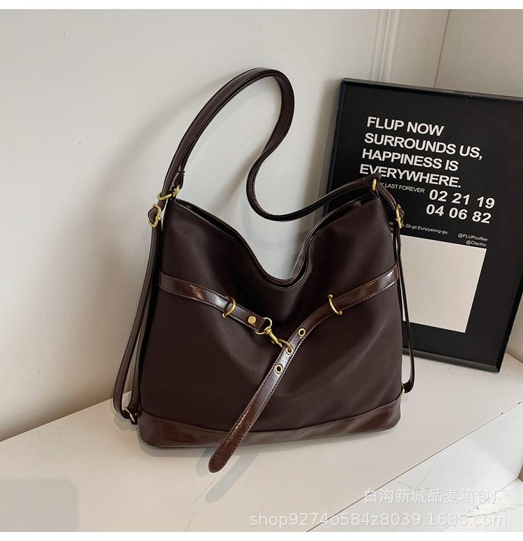 Retro shoulder bag women s 2025 autumn and winter new fashionable large-capacity portable tote bag versatile multi-functional backpack кавовий
Retro shoulder bag women s 2025 autumn and winter new fashionable large-capacity portable tote bag versatile multi-functional backpack кавовий