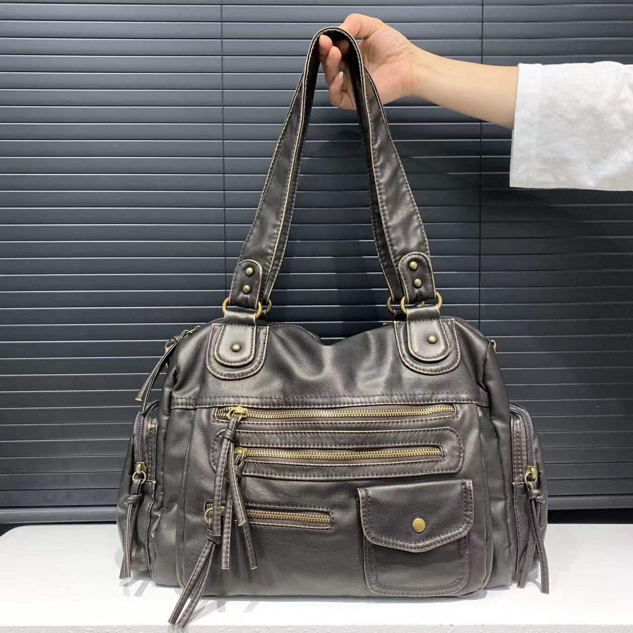 Y2K Hot Girl Single Shoulder Crossbody Bag Vintage Washed Leather Motorcycle Bag Large Capacity Multi Pocket Bag
Y2K Hot Girl Single Shoulder Crossbody Bag Vintage Washed Leather Motorcycle Bag Large Capacity Multi Pocket Bag