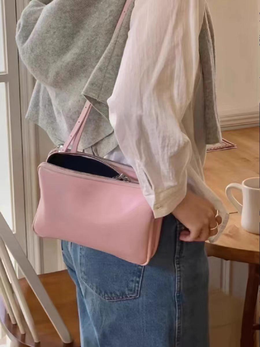 Популярный в этом году нишевый дизайн с текстурой охватывает простые и модные сумки через плечо, новые трендовые красные сумки-подушки через плечо для женщин розовый
Популярный в этом году нишевый дизайн с текстурой охватывает простые и модные сумки через плечо, новые трендовые красные сумки-подушки через плечо для женщин розовый