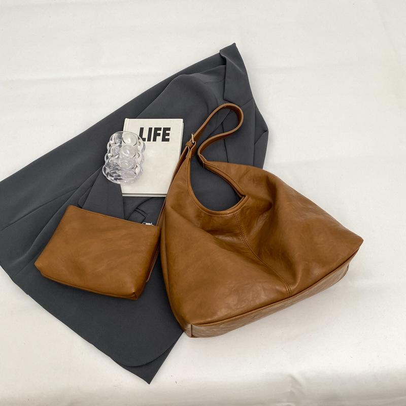 Retro commuter large-capacity bag women s 2025 new textured soft leather shoulder bag simple and versatile messenger tote bag коричневий
Retro commuter large-capacity bag women s 2025 new textured soft leather shoulder bag simple and versatile messenger tote bag коричневий