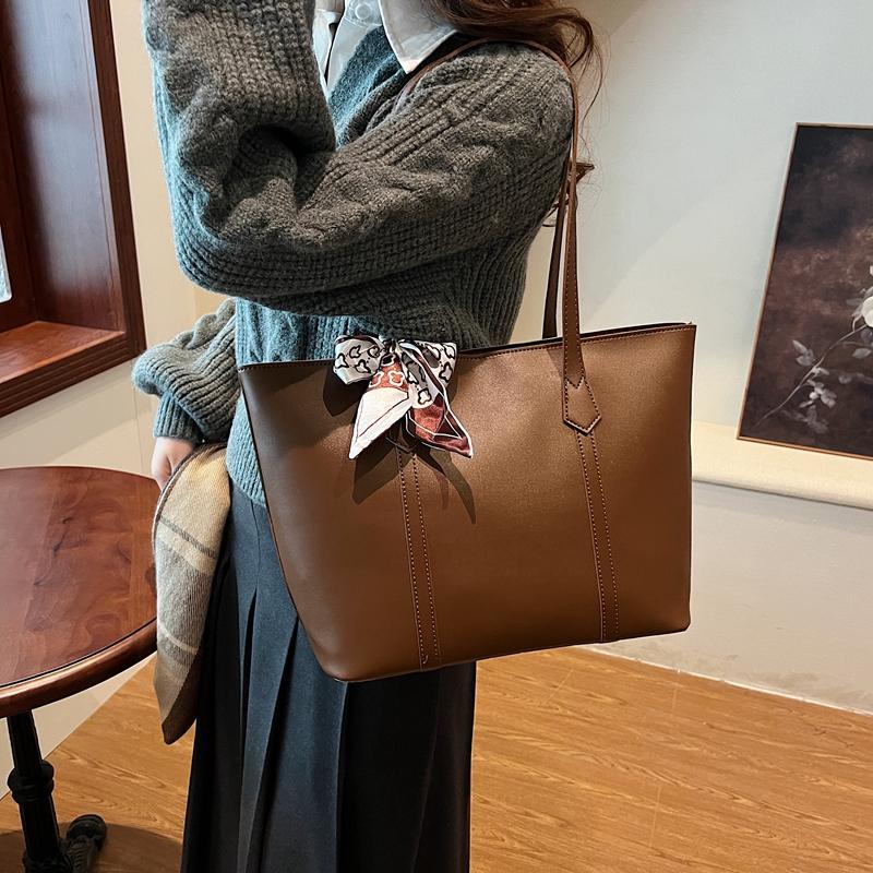 Women s bag New summer black handbag large capacity shoulder bag niche commuter woman bag Tote bag
Women s bag New summer black handbag large capacity shoulder bag niche commuter woman bag Tote bag
