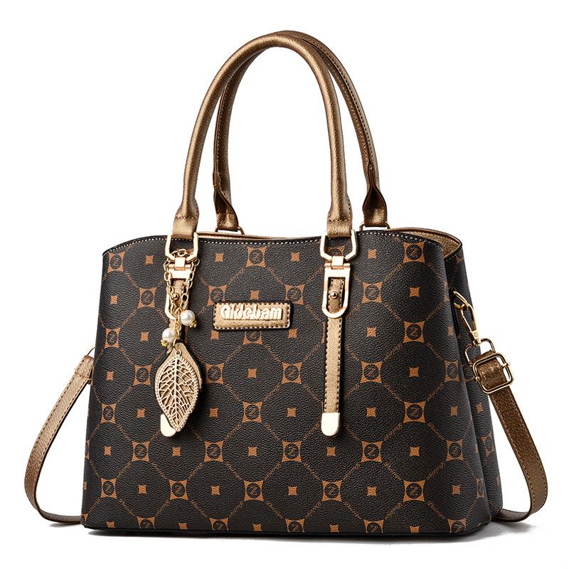 Женские сумки Новые сумки Атмосферные Большой вместимости Сумки-мессенджеры Элегантный и Высококлассный стиль 33*21*13cm
Женские сумки Новые сумки Атмосферные Большой вместимости Сумки-мессенджеры Элегантный и Высококлассный стиль 33*21*13cm