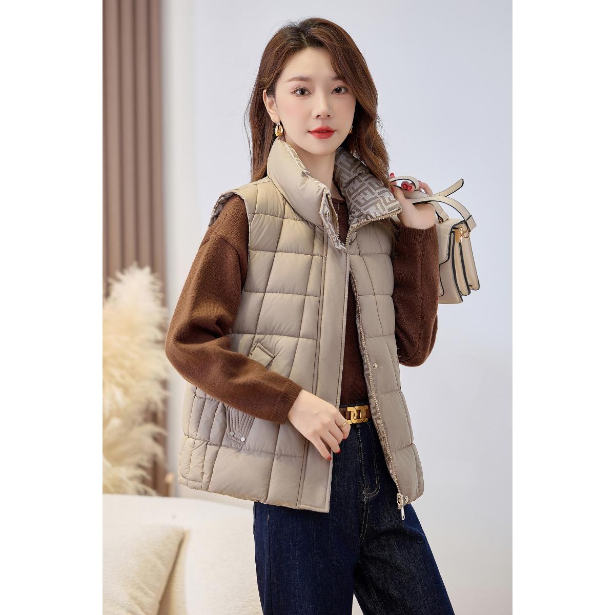 Autumn and winter women s two wear lightweight sleeveless undershirt jacket stand-up collar solid color thickened warm sports casual loose jacket XXL абрикосовий
Autumn and winter women s two wear lightweight sleeveless undershirt jacket stand-up collar solid color thickened warm sports casual loose jacket XXL абрикосовий