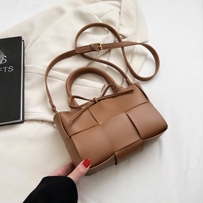 Fashion weave women handbag and purse Luxury Designer Lady Shoulder Satchels Bags PU Leather small Totes ladies Crossbody Bag 22x14x7cm
Fashion weave women handbag and purse Luxury Designer Lady Shoulder Satchels Bags PU Leather small Totes ladies Crossbody Bag 22x14x7cm