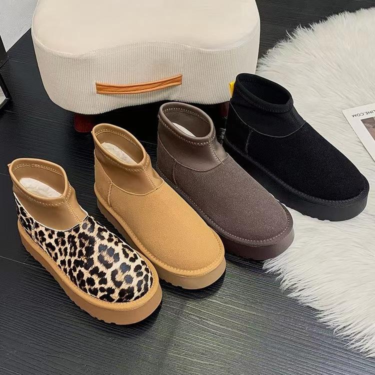2024 new snow boots women s winter thick-soled one-pedal warm snow boots piled thickened short boots non-slip 35 чорний
2024 new snow boots women s winter thick-soled one-pedal warm snow boots piled thickened short boots non-slip 35 чорний