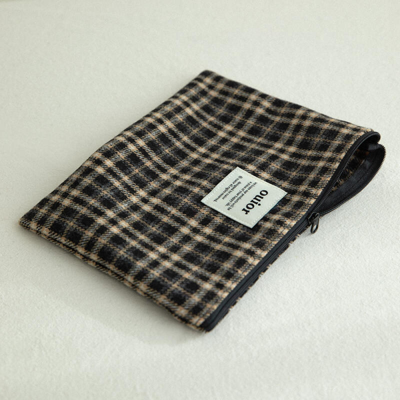 Flat Pouch _ Wool Check Holiday Black (L) holiday black (L)
Flat Pouch _ Wool Check Holiday Black (L) holiday black (L)