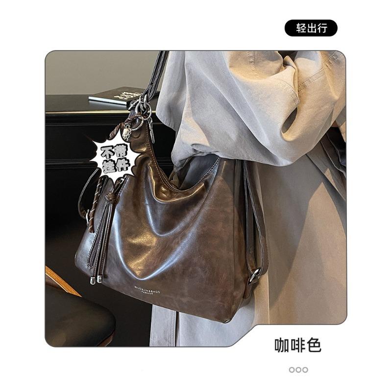 Crossbody bag retro large-capacity underarm shoulder commuter women s bag new light luxury niche high-end tote bag
Crossbody bag retro large-capacity underarm shoulder commuter women s bag new light luxury niche high-end tote bag