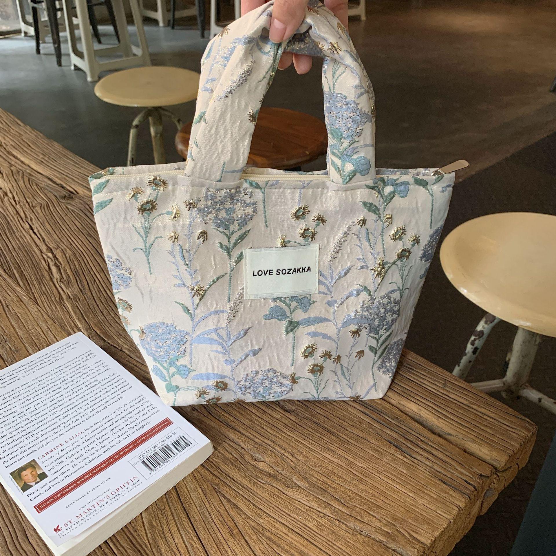 Французская сумка-тоут с тиснением в виде цветов: Женская портативная сумка и сумка для ланча для повседневных прогулок
Французская сумка-тоут с тиснением в виде цветов: Женская портативная сумка и сумка для ланча для повседневных прогулок