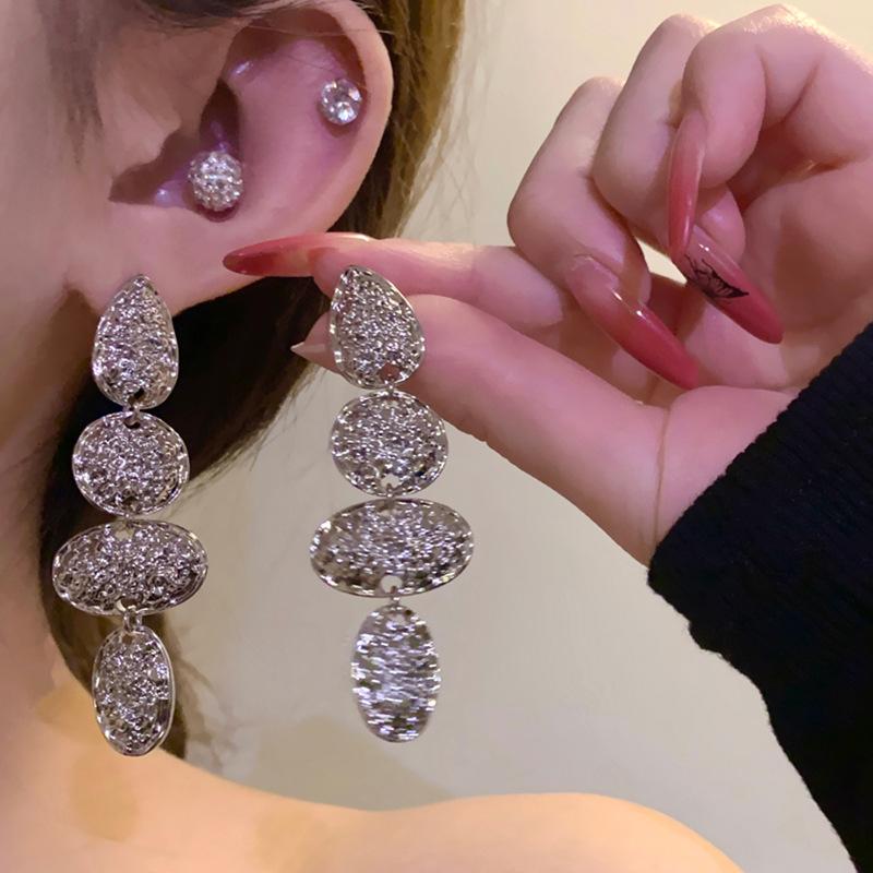 Irregular water drop oval fringed earrings cold wind fashion metal stud earrings temperament versatile earrings women
Irregular water drop oval fringed earrings cold wind fashion metal stud earrings temperament versatile earrings women