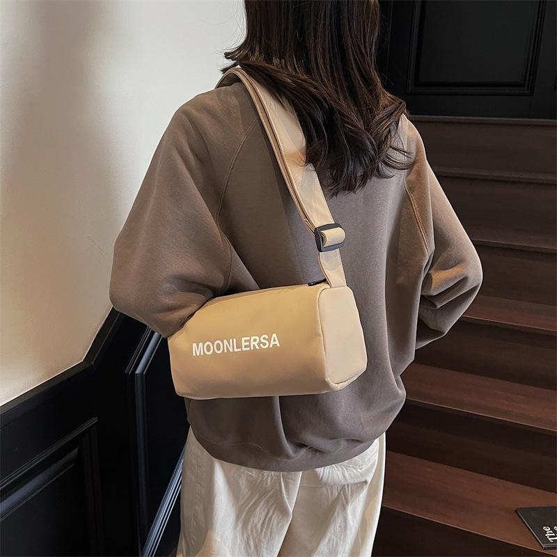 Summer large-capacity high-end messenger bag women s 2025 new wide shoulder strap fashion canvas pillow bag tide хакі
Summer large-capacity high-end messenger bag women s 2025 new wide shoulder strap fashion canvas pillow bag tide хакі