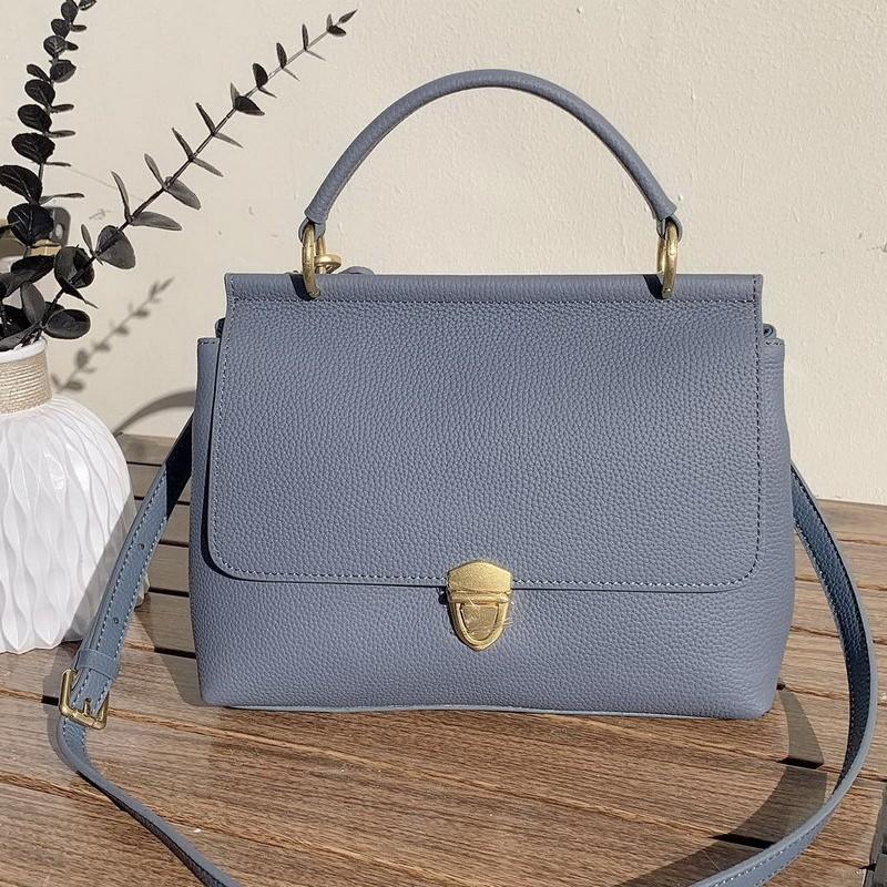 New cowhide leather doctor bag portable small square bag fashionable commuter shoulder messenger handbag bag women s bag 24cm*9cm*20cm
New cowhide leather doctor bag portable small square bag fashionable commuter shoulder messenger handbag bag women s bag 24cm*9cm*20cm