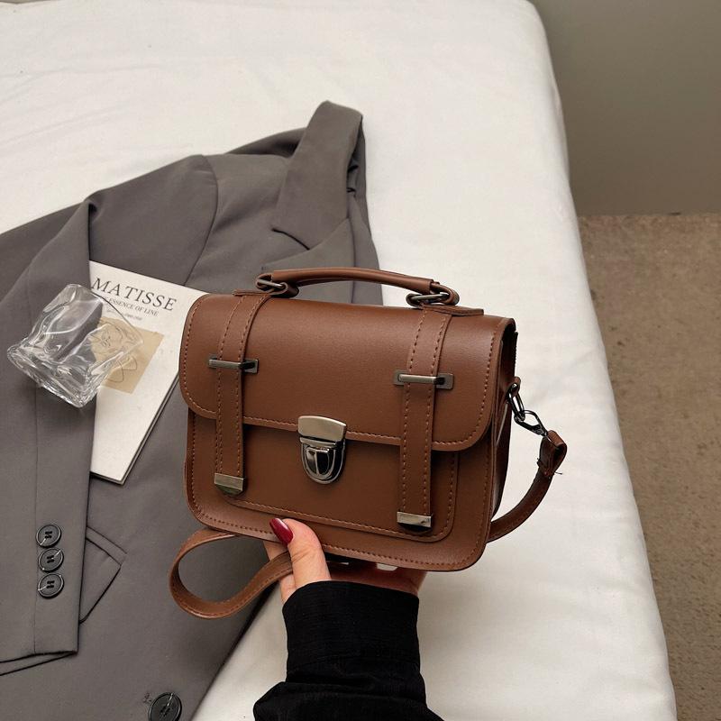 Нишевая ретро портативная маленькая квадратная сумка женская сумка новая универсальная высококлассная модная на плечо сумка-мессенджер
Нишевая ретро портативная маленькая квадратная сумка женская сумка новая универсальная высококлассная модная на плечо сумка-мессенджер