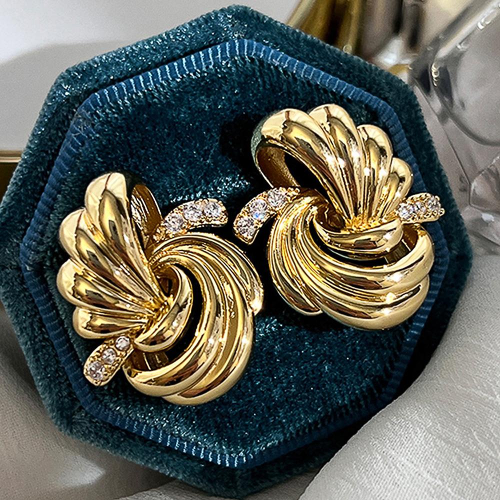 Huitan 2022 Newly Design Vintage Earrings for Women Simple Metal Gold Color Irregular Shaped Female Stud Earrings Hot Zircon
Huitan 2022 Newly Design Vintage Earrings for Women Simple Metal Gold Color Irregular Shaped Female Stud Earrings Hot Zircon