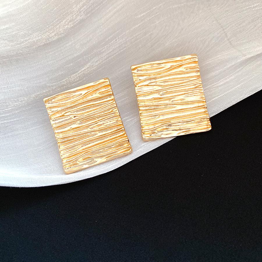 Silver needle pleated geometric stud earrings light luxury high-end earrings fashion versatile earrings women s niche design sense
Silver needle pleated geometric stud earrings light luxury high-end earrings fashion versatile earrings women s niche design sense