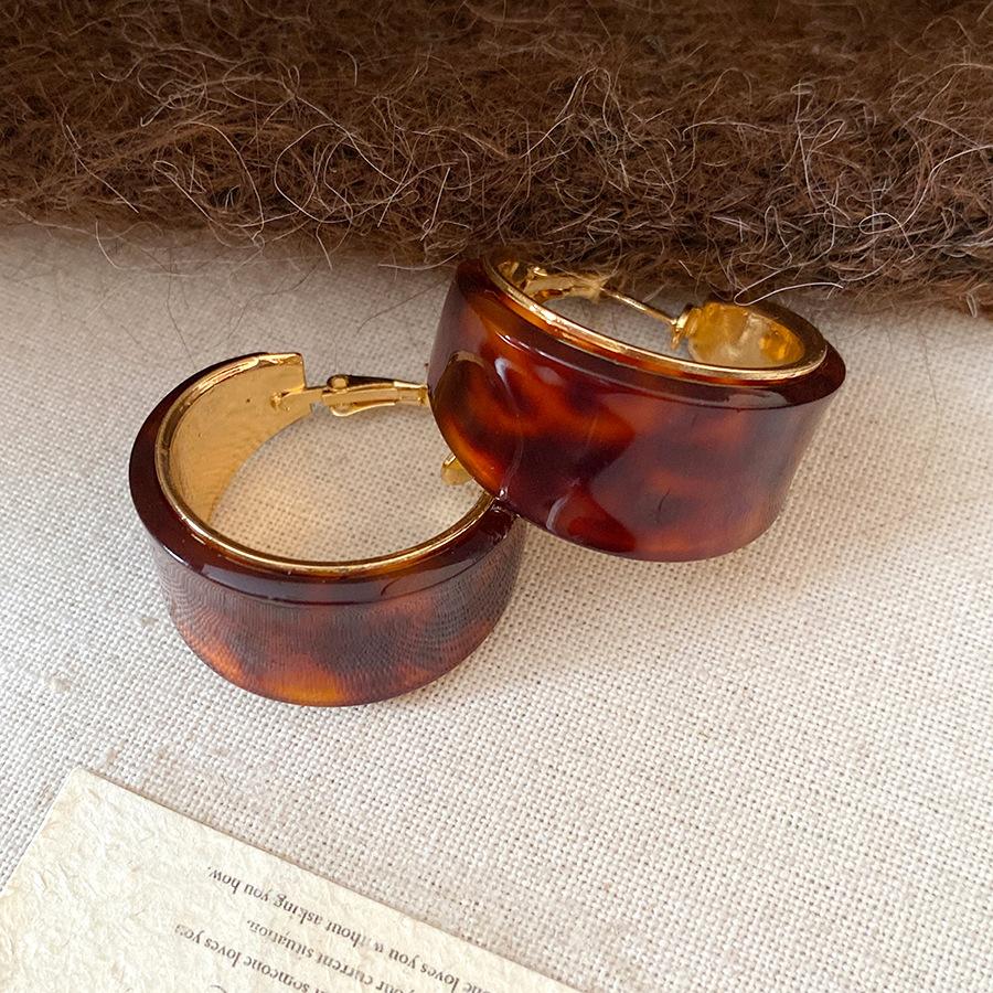 Silver needle resin round simple fashion earrings retro versatile earrings light luxury high temperament earrings women
Silver needle resin round simple fashion earrings retro versatile earrings light luxury high temperament earrings women