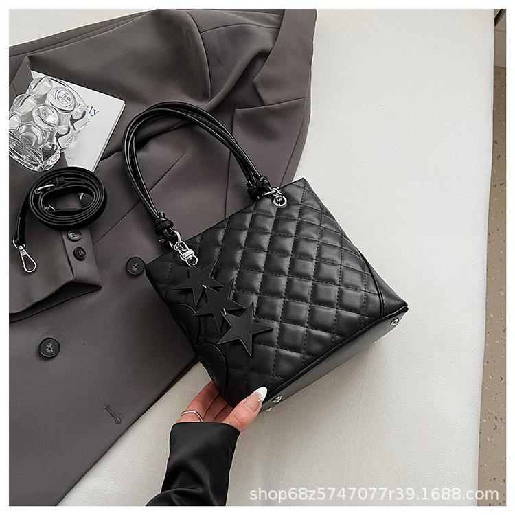 Korean version of niche premium texture 2025 new diamond shoulder armpit bag handbag large-capacity commuter bag women
Korean version of niche premium texture 2025 new diamond shoulder armpit bag handbag large-capacity commuter bag women