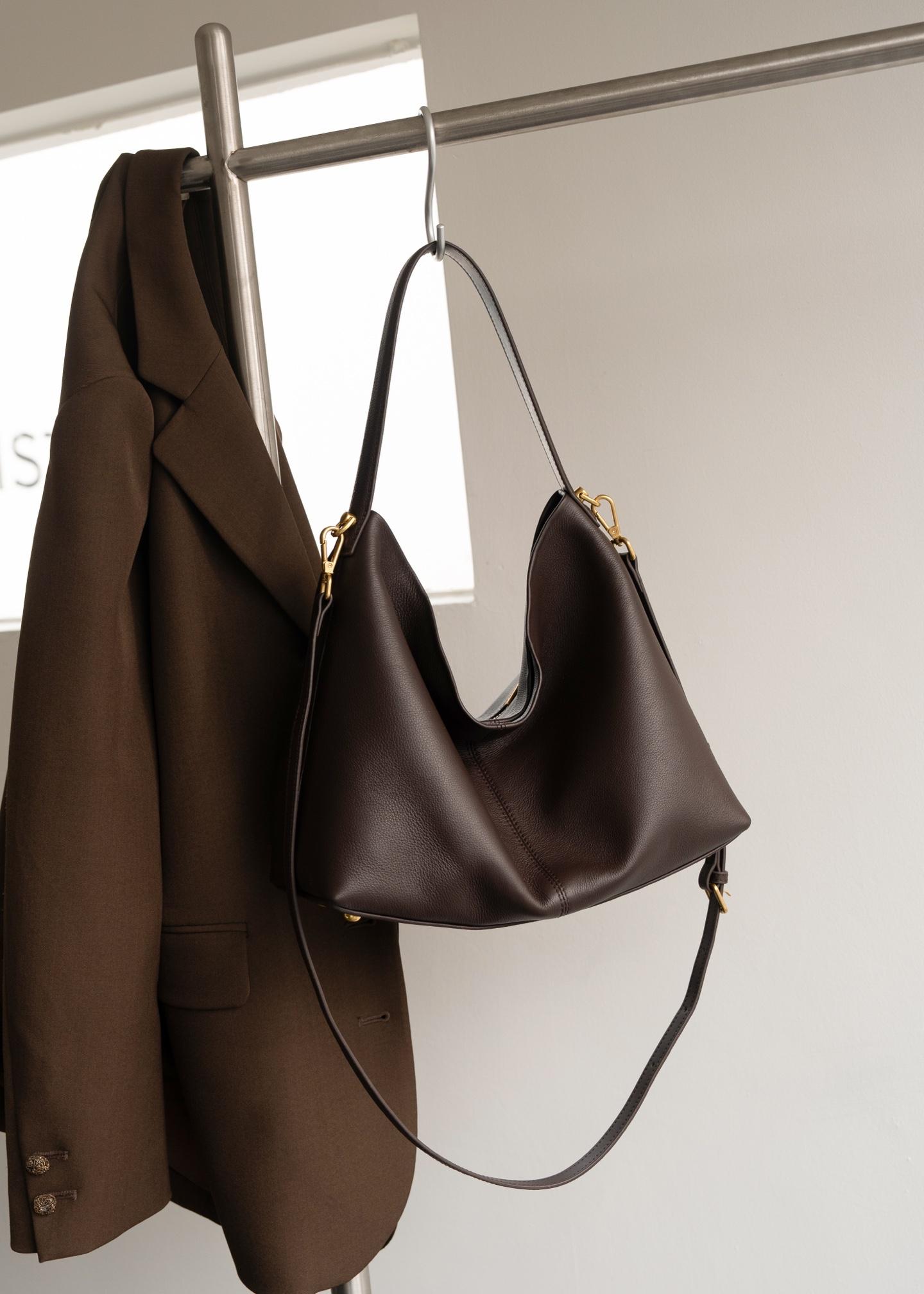 Genuine Grade Leather Women Shoulder Crossbody Large Bag Luxury Designer Brand Female Handbag Fashi Soft Cowhide Ladies Tote кавовий
Genuine Grade Leather Women Shoulder Crossbody Large Bag Luxury Designer Brand Female Handbag Fashi Soft Cowhide Ladies Tote кавовий