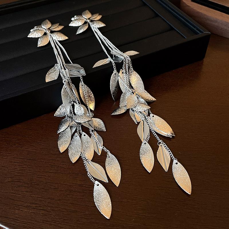 Silver needle flower leaf fringed earrings exaggerated design sense unique trendy earrings retro individual cold wind earrings women
Silver needle flower leaf fringed earrings exaggerated design sense unique trendy earrings retro individual cold wind earrings women