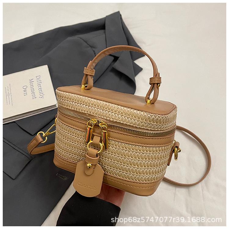 Handheld fashion casual bucket bag 2025 new high-end contrast shoulder bag woven straw commuter crossbody bag
Handheld fashion casual bucket bag 2025 new high-end contrast shoulder bag woven straw commuter crossbody bag
