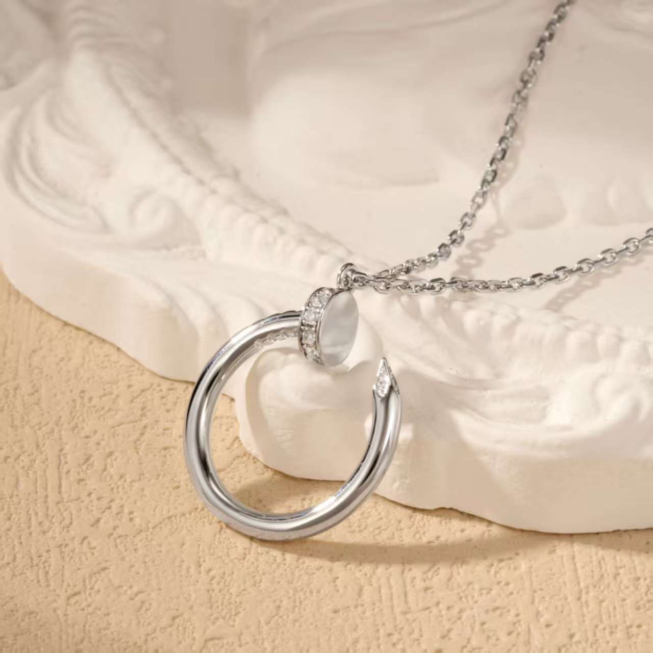 Ожерелье-гвоздь с бриллиантами, кулон с ЧПУ-резьбой, цепочка для ключицы, легкая роскошь, ювелирные изделия Seiko, не тускнеющие V gold
Ожерелье-гвоздь с бриллиантами, кулон с ЧПУ-резьбой, цепочка для ключицы, легкая роскошь, ювелирные изделия Seiko, не тускнеющие V gold