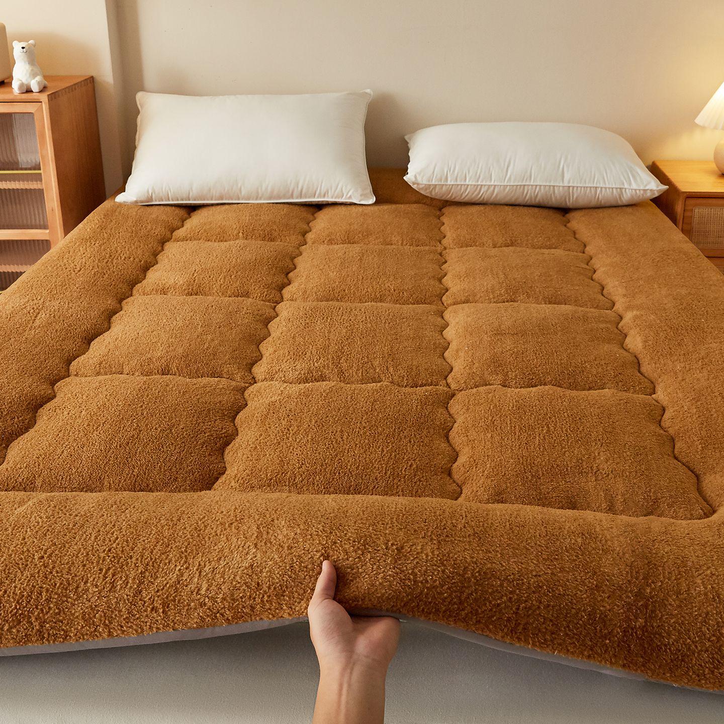 Korean Lambswool Plush Pad: Thick, Warm, Oversized Tatami Mattress Protector in Pure Color 90*200cm (Approx. 2 jin)
Korean Lambswool Plush Pad: Thick, Warm, Oversized Tatami Mattress Protector in Pure Color 90*200cm (Approx. 2 jin)