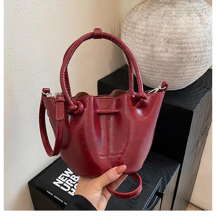 Нишевая сумка женская новая весенняя сумка через плечо, сумка-мессенджер, универсальная повседневная сумка-ведро, сумка-корзина для овощей красный
Нишевая сумка женская новая весенняя сумка через плечо, сумка-мессенджер, универсальная повседневная сумка-ведро, сумка-корзина для овощей красный