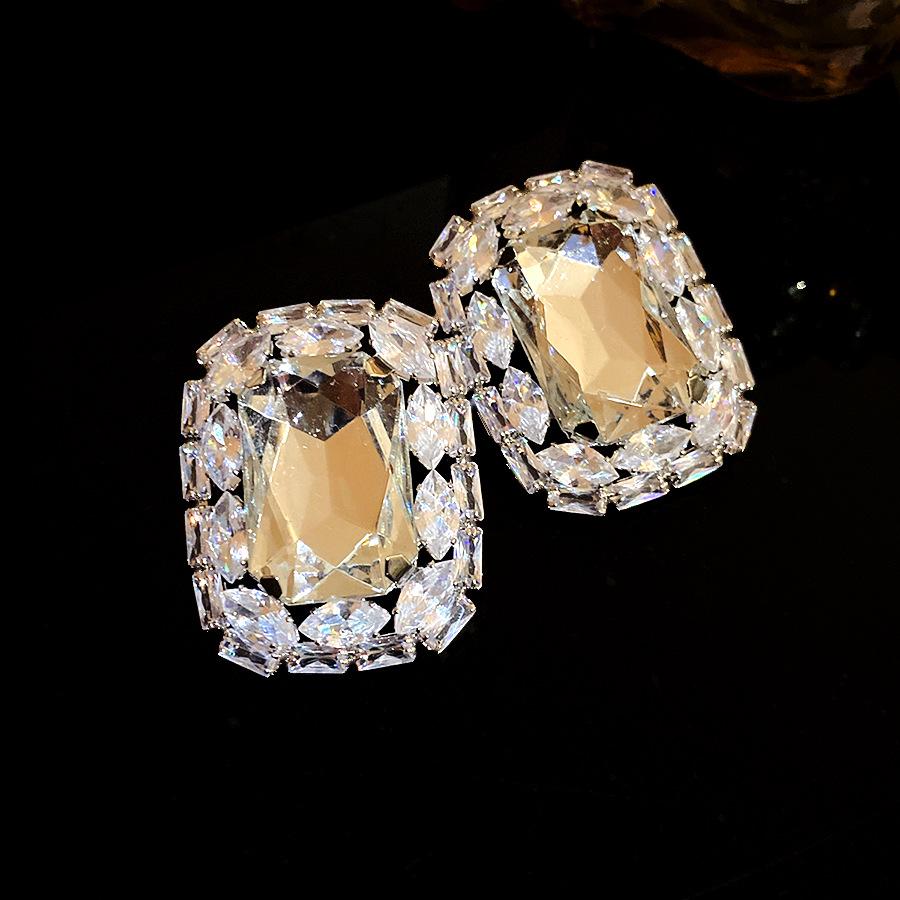 Silver Needle Diamond Square Earrings European and American Personality Simple Fashion Delicate Earrings Light Luxury High Temperament Earrings Women
Silver Needle Diamond Square Earrings European and American Personality Simple Fashion Delicate Earrings Light Luxury High Temperament Earrings Women