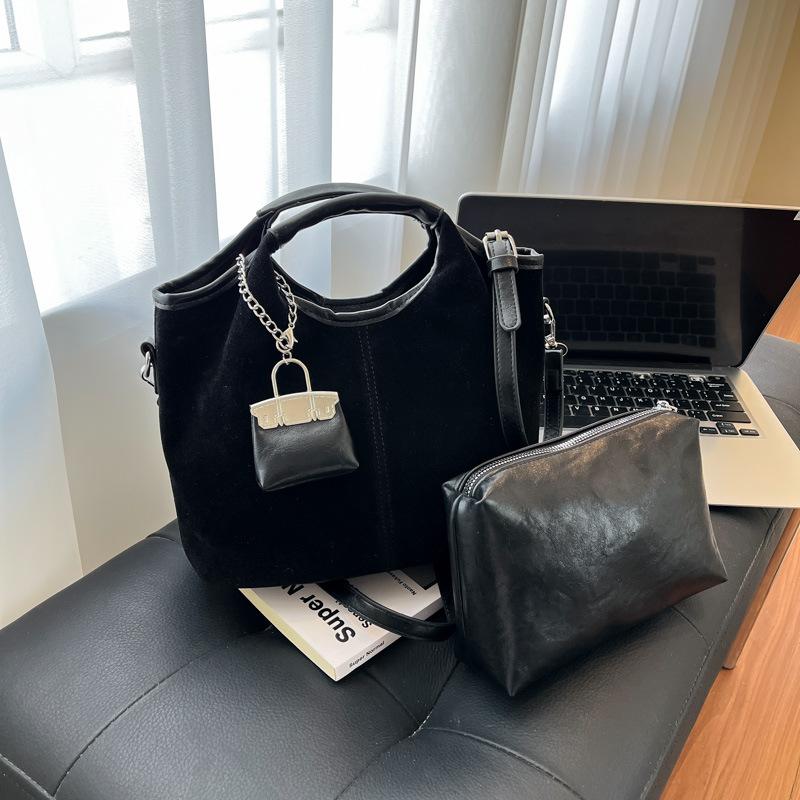 Сумка ретро зимняя новая большая вместимость замшевая модная женская сумка дизайн сумка-мессенджер сумка-тоут чёрный
Сумка ретро зимняя новая большая вместимость замшевая модная женская сумка дизайн сумка-мессенджер сумка-тоут чёрный