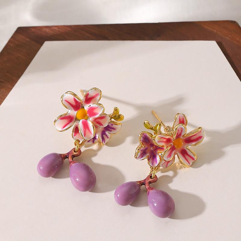 Mori sweet temperament pastoral style enamel dripping oil flower stud earrings high sense light luxury earrings niche exquisite earrings
Mori sweet temperament pastoral style enamel dripping oil flower stud earrings high sense light luxury earrings niche exquisite earrings