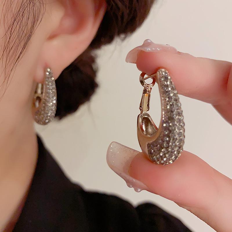 Индивидуально крутой и модный, легкий и роскошный, с серьгами в форме ромба и нежными и роскошными серьгами
Индивидуально крутой и модный, легкий и роскошный, с серьгами в форме ромба и нежными и роскошными серьгами