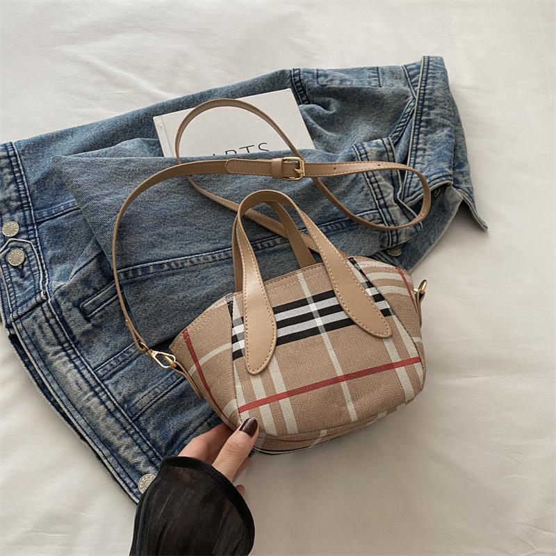 Commuter bat messenger bag 2025 autumn new hot-selling plaid printing shoulder portable armpit bag хакі
Commuter bat messenger bag 2025 autumn new hot-selling plaid printing shoulder portable armpit bag хакі