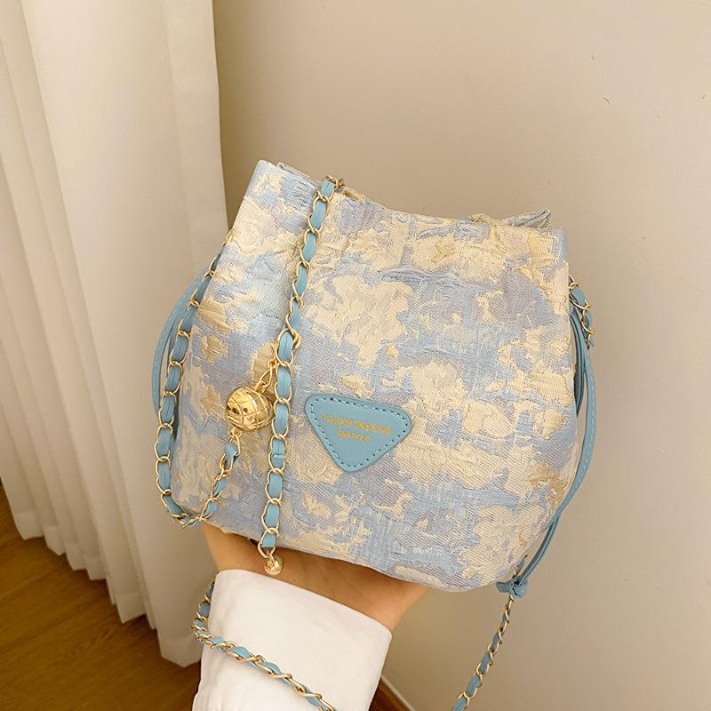 Нова невелика жіноча сумка в китайському стилі 2024, новий літній тренд Сумка через плече на ланцюжку Guofeng Hanfu bag bucket bag синій
Нова невелика жіноча сумка в китайському стилі 2024, новий літній тренд Сумка через плече на ланцюжку Guofeng Hanfu bag bucket bag синій