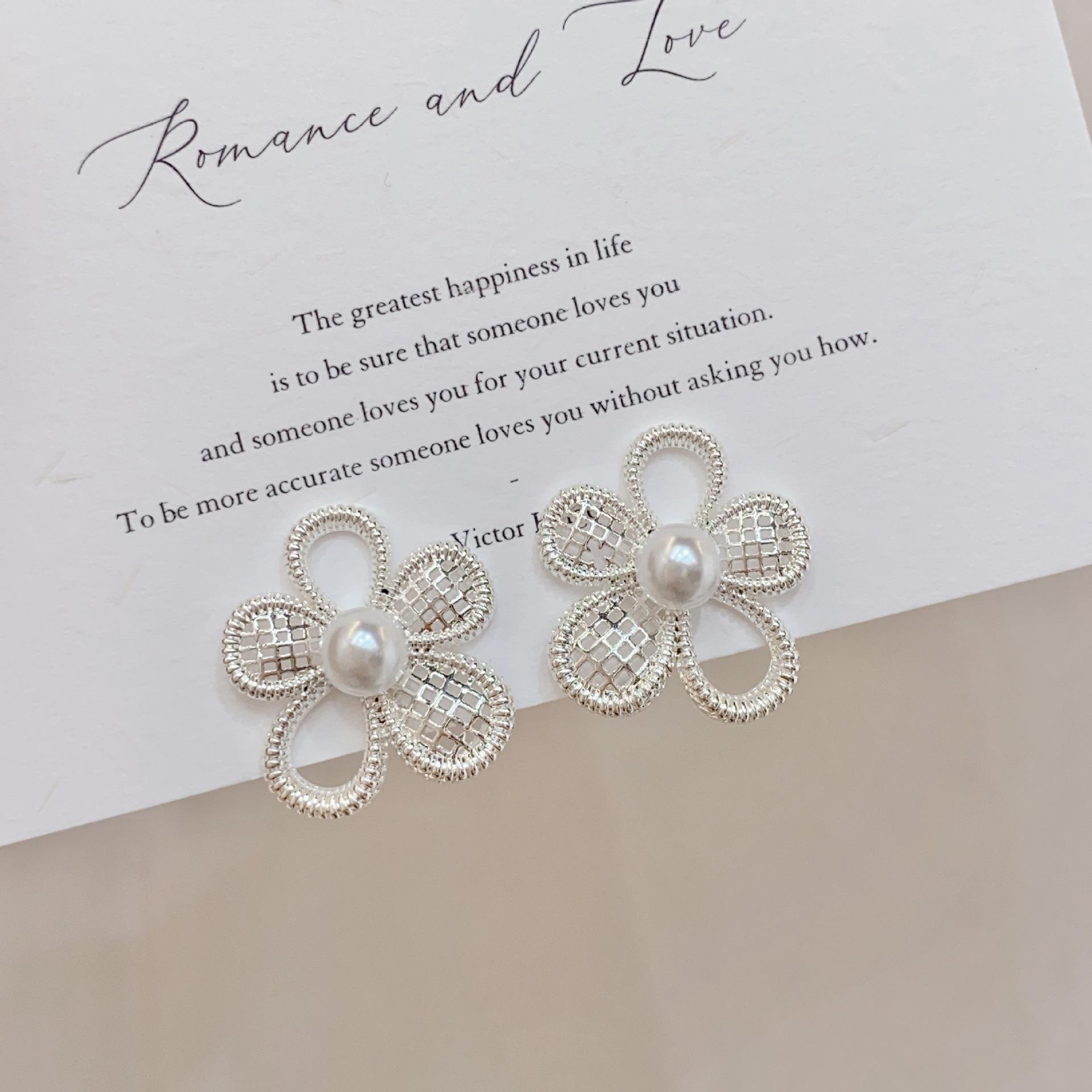 111 silver needle French retro hollow flower earrings light luxury high-end petal stud earrings female versatile temperament earrings срібний
111 silver needle French retro hollow flower earrings light luxury high-end petal stud earrings female versatile temperament earrings срібний