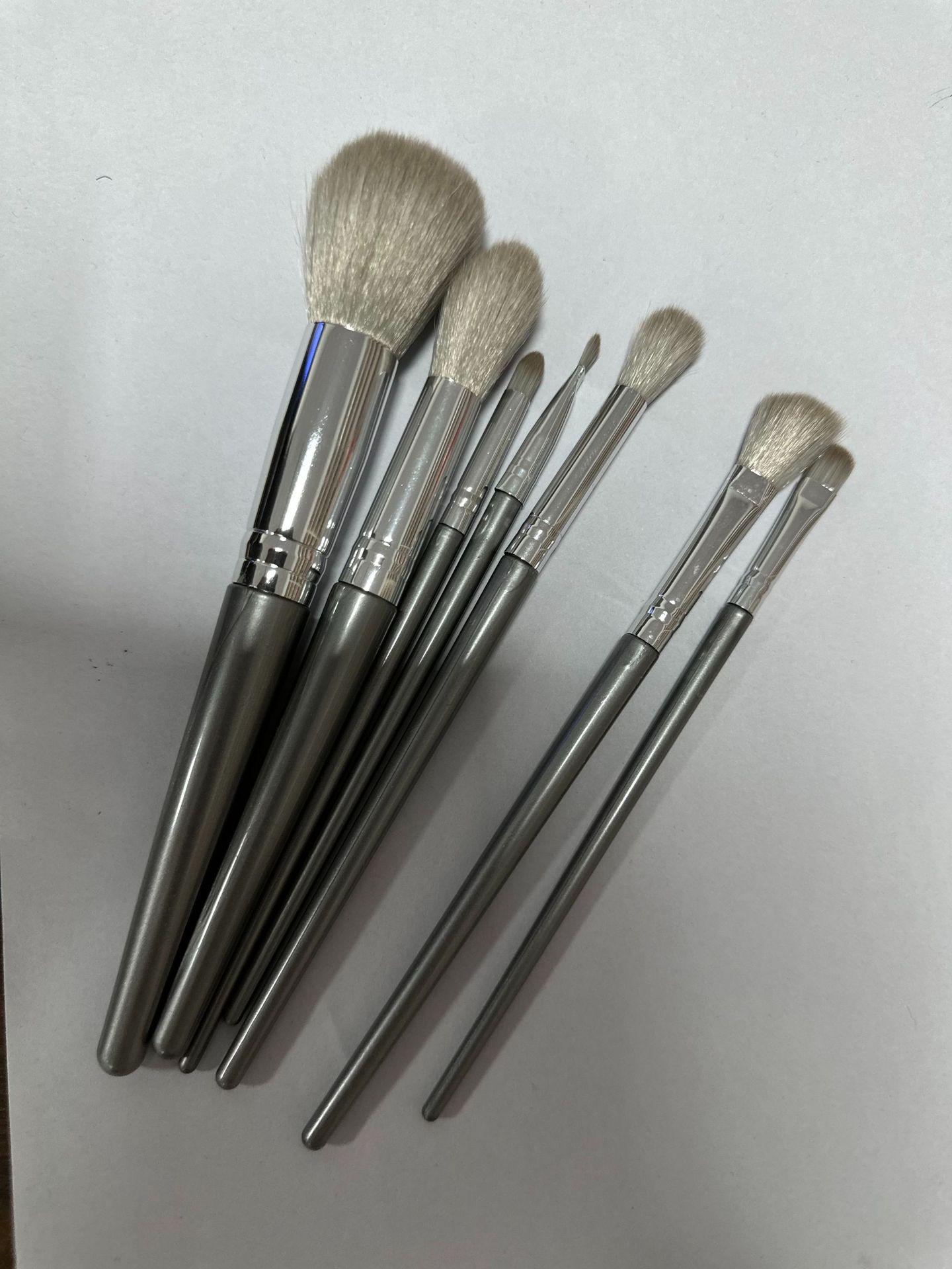 14-Piece Li Tongxue Makeup Brush Set: Eyeshadow, Powder, Blush, Foundation Tools
14-Piece Li Tongxue Makeup Brush Set: Eyeshadow, Powder, Blush, Foundation Tools