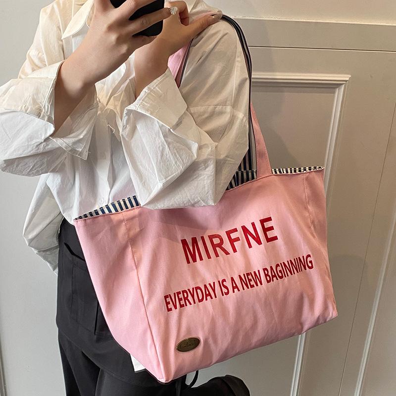 Summer double-sided tote bag women s 2025 new letter canvas bag large-capacity shoulder tote bag чёрный
Summer double-sided tote bag women s 2025 new letter canvas bag large-capacity shoulder tote bag чёрный
