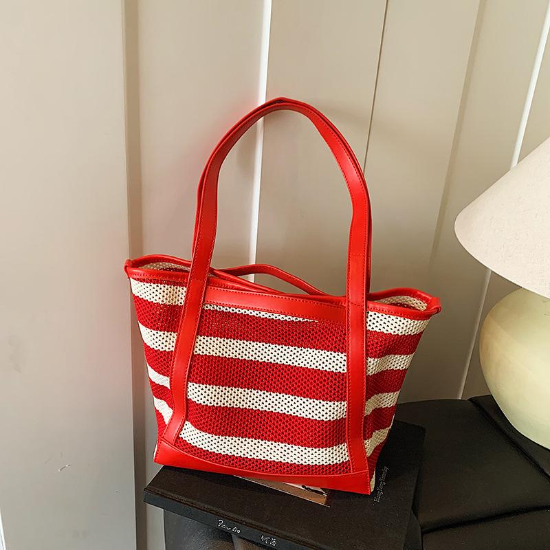 Ленивый ветер полосатая сумка-тоут под мышку женская летняя новая большая вместимость для поездок на работу повседневная на плечо красный
Ленивый ветер полосатая сумка-тоут под мышку женская летняя новая большая вместимость для поездок на работу повседневная на плечо красный