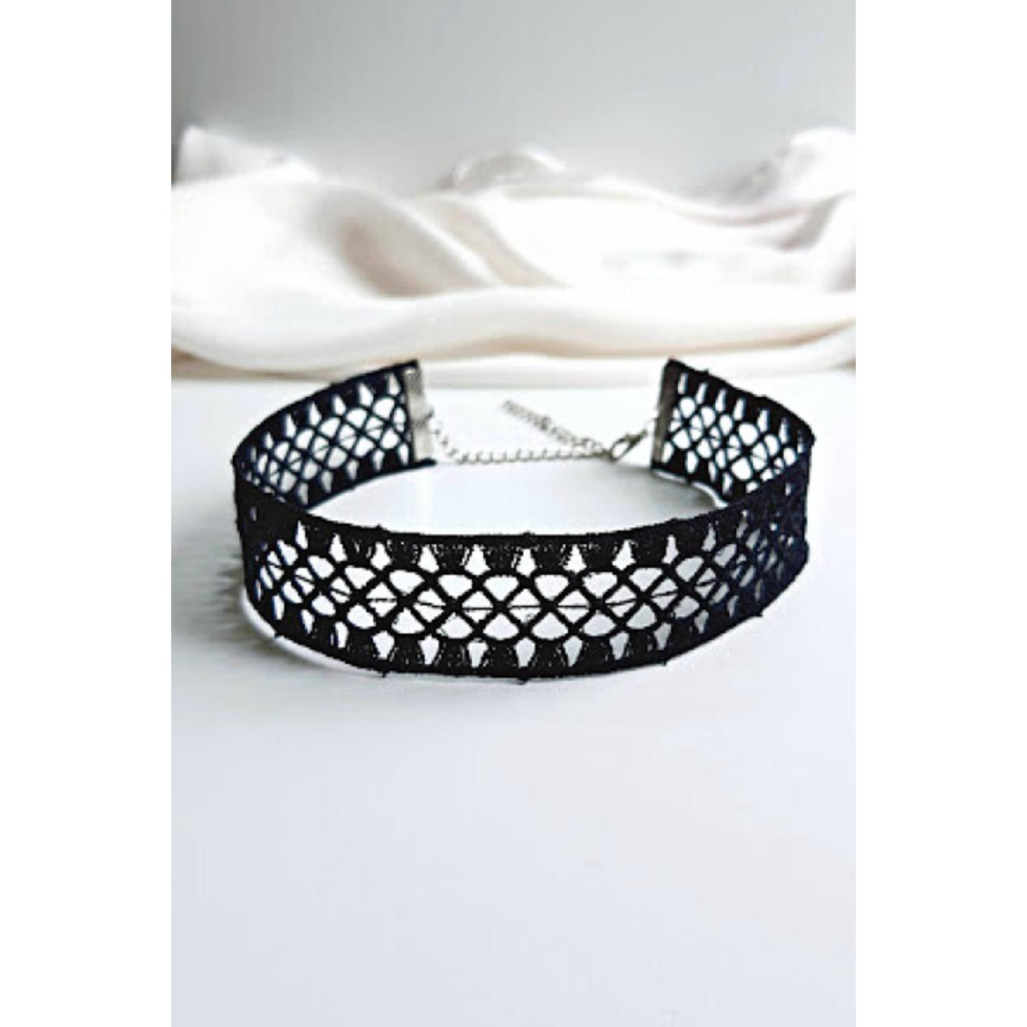 Готическое черное кружевное колье из гипюра
Готическое черное кружевное колье из гипюра