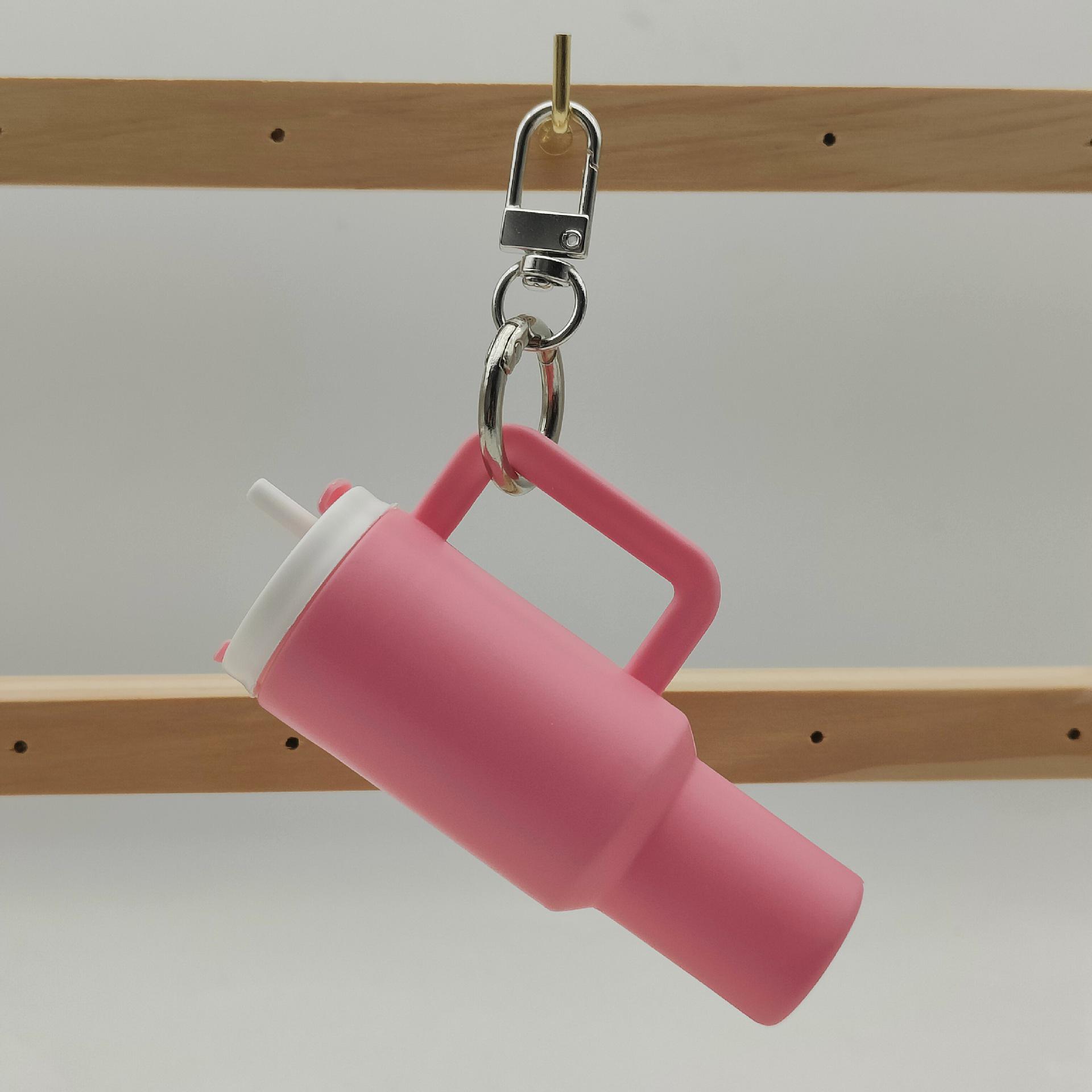 Съемный брелок-подвеска в виде стакана со льдом Mini Stanley — выпуск ко Дню матери
Съемный брелок-подвеска в виде стакана со льдом Mini Stanley — выпуск ко Дню матери