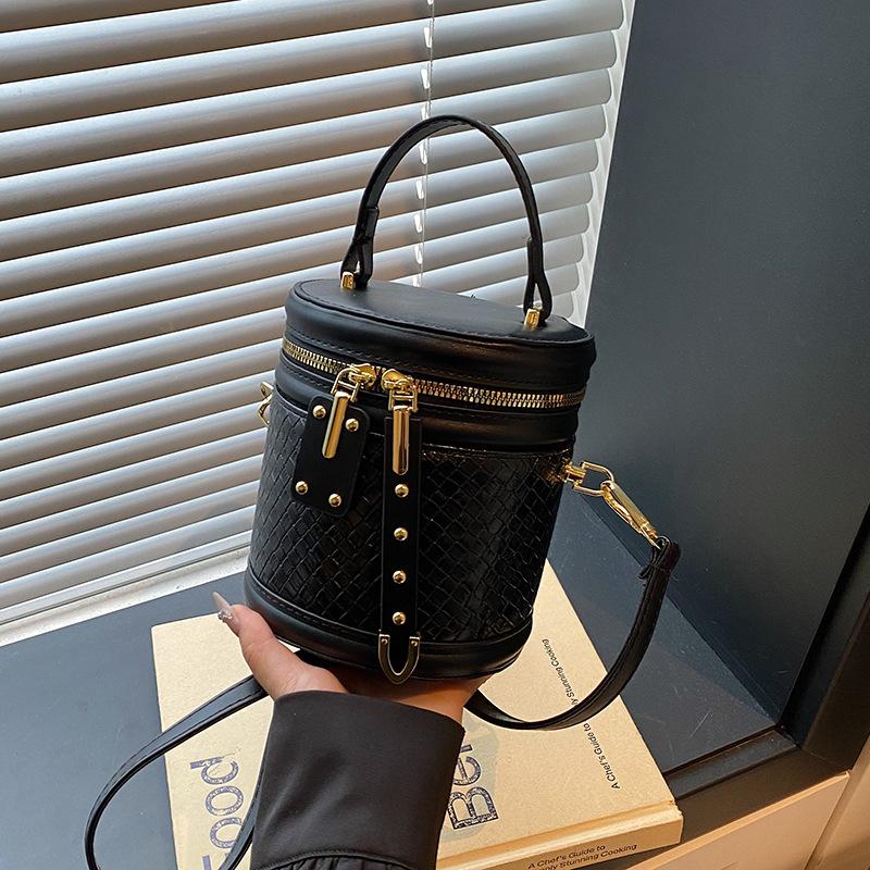 New women s bag, retro bucket bag, messenger bag, fashionable and high-end sense, portable large-capacity messenger bag tide чорний
New women s bag, retro bucket bag, messenger bag, fashionable and high-end sense, portable large-capacity messenger bag tide чорний