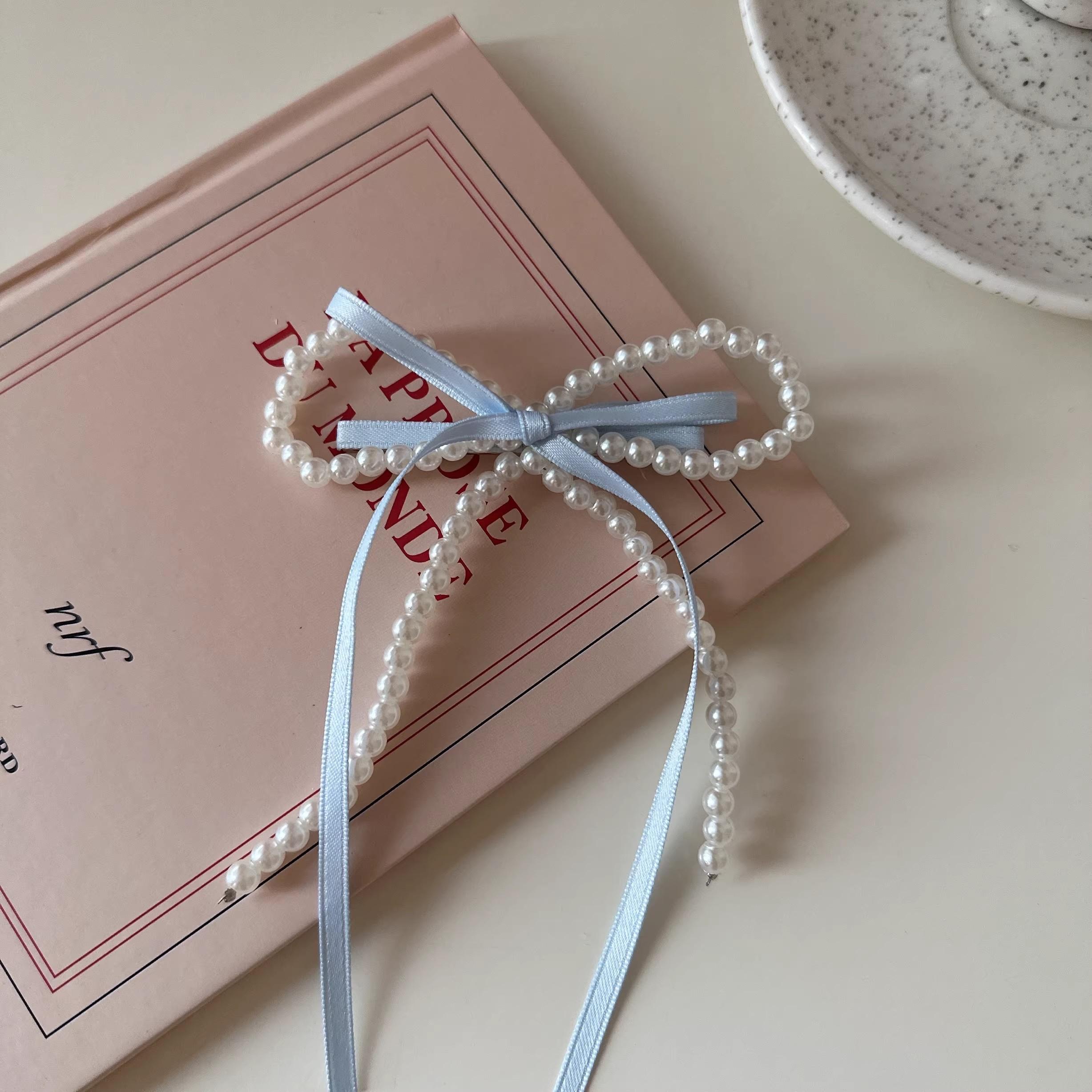 Fashion Bow Ribbon Pearl Side Hair Clips Sweet Forest Style Flat Bobby Pins for Women Girls Daily Wear Cute Elegant Headwear
Fashion Bow Ribbon Pearl Side Hair Clips Sweet Forest Style Flat Bobby Pins for Women Girls Daily Wear Cute Elegant Headwear