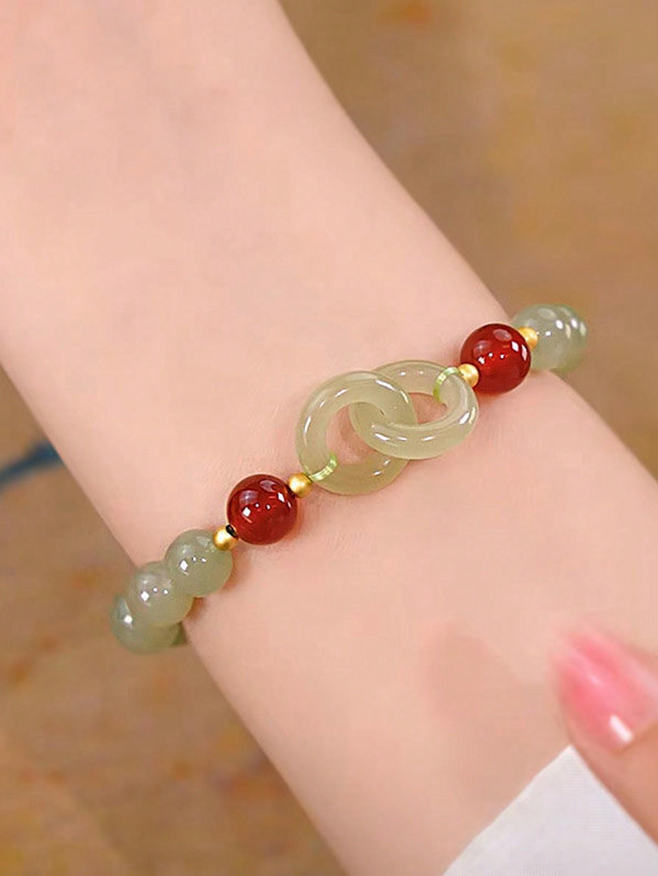 A single-piece interlocking chain bracelet for women, featuring a clasp design; a perfect birthday gift for your best friend.
A single-piece interlocking chain bracelet for women, featuring a clasp design; a perfect birthday gift for your best friend.