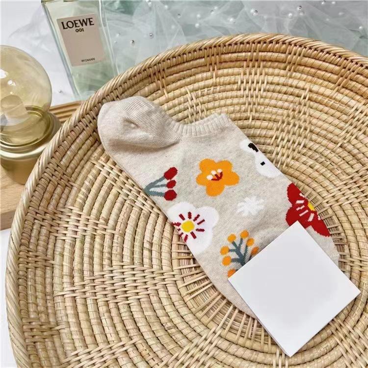 1 пара дышащих и впитывающих пот женских носков на осень и зиму. Модные и универсальные женские носки One size
1 пара дышащих и впитывающих пот женских носков на осень и зиму. Модные и универсальные женские носки One size