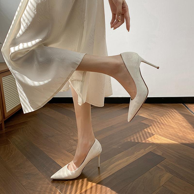 New jacquard satin beautiful high heels women s thin heels are not tired feet white pointed single shoes 40
New jacquard satin beautiful high heels women s thin heels are not tired feet white pointed single shoes 40