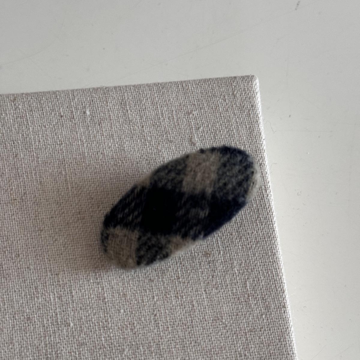 Elegant Retro Navy Plaid Fabric Hair Clip for Women - Autumn/Winter BB Side Hairpin Accessory
Elegant Retro Navy Plaid Fabric Hair Clip for Women - Autumn/Winter BB Side Hairpin Accessory