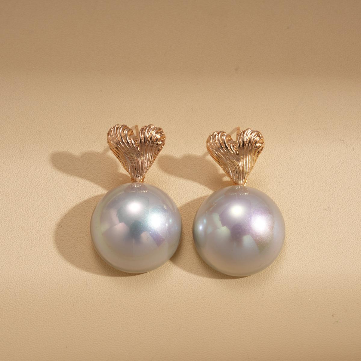 Imitation pearl love pattern round silver needle stud earrings elegant commuter earrings
Imitation pearl love pattern round silver needle stud earrings elegant commuter earrings
