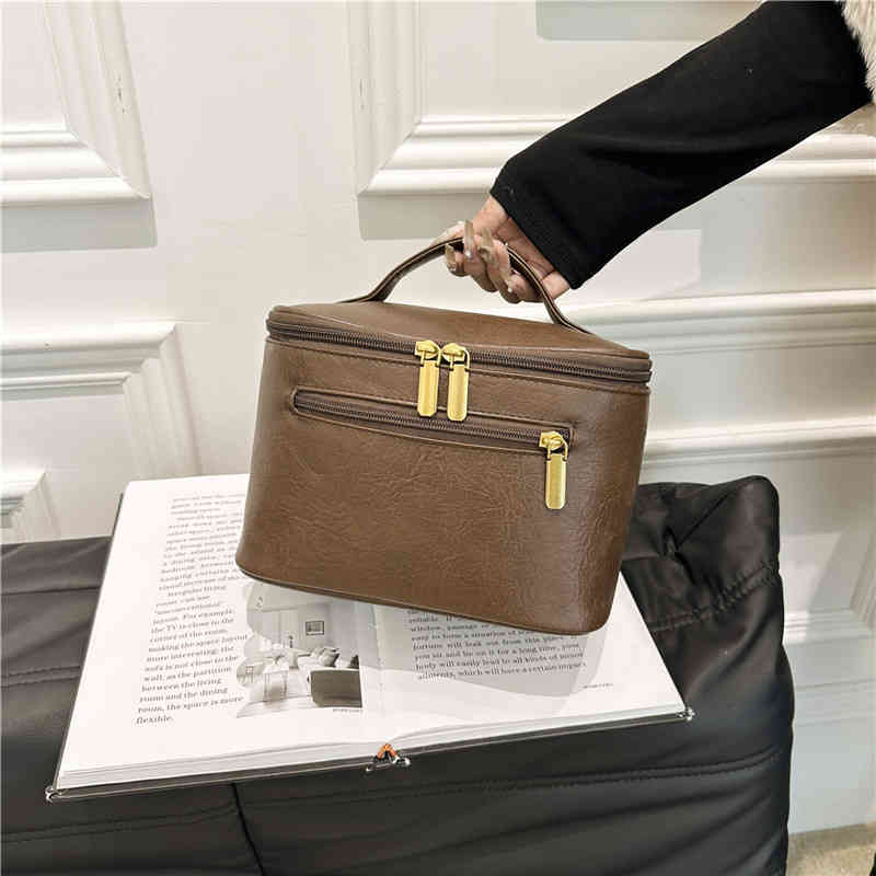 PU Wash Bag New Retro Waterproof Cosmetics Storage Pack Fashi Large Capacity Travel Portable Makeup Handbags 2026 New 21X14.5X15cm
PU Wash Bag New Retro Waterproof Cosmetics Storage Pack Fashi Large Capacity Travel Portable Makeup Handbags 2026 New 21X14.5X15cm