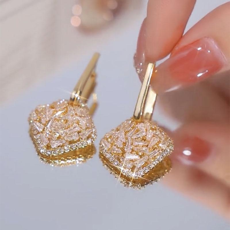 Позолоченные 14K корейские новые модные ювелирные изделия роскошные геометрические серьги с подвесками из циркона элегантные женские аксессуары для танцевальной вечеринки девушка
Позолоченные 14K корейские новые модные ювелирные изделия роскошные геометрические серьги с подвесками из циркона элегантные женские аксессуары для танцевальной вечеринки девушка