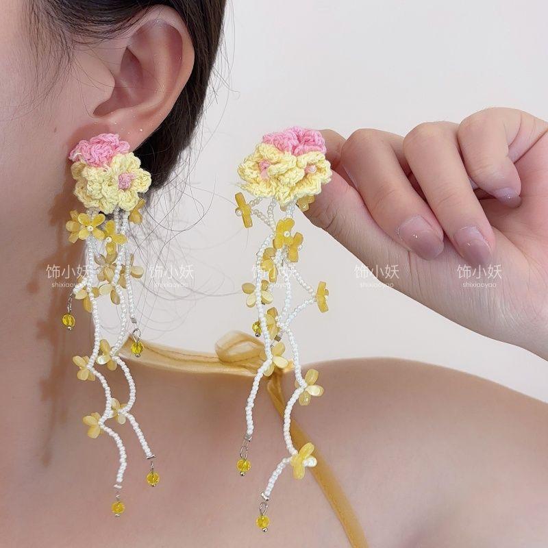 Wool flower glass bead fringed earrings light luxury high sense exquisite stud earrings niche design temperament earrings women
Wool flower glass bead fringed earrings light luxury high sense exquisite stud earrings niche design temperament earrings women