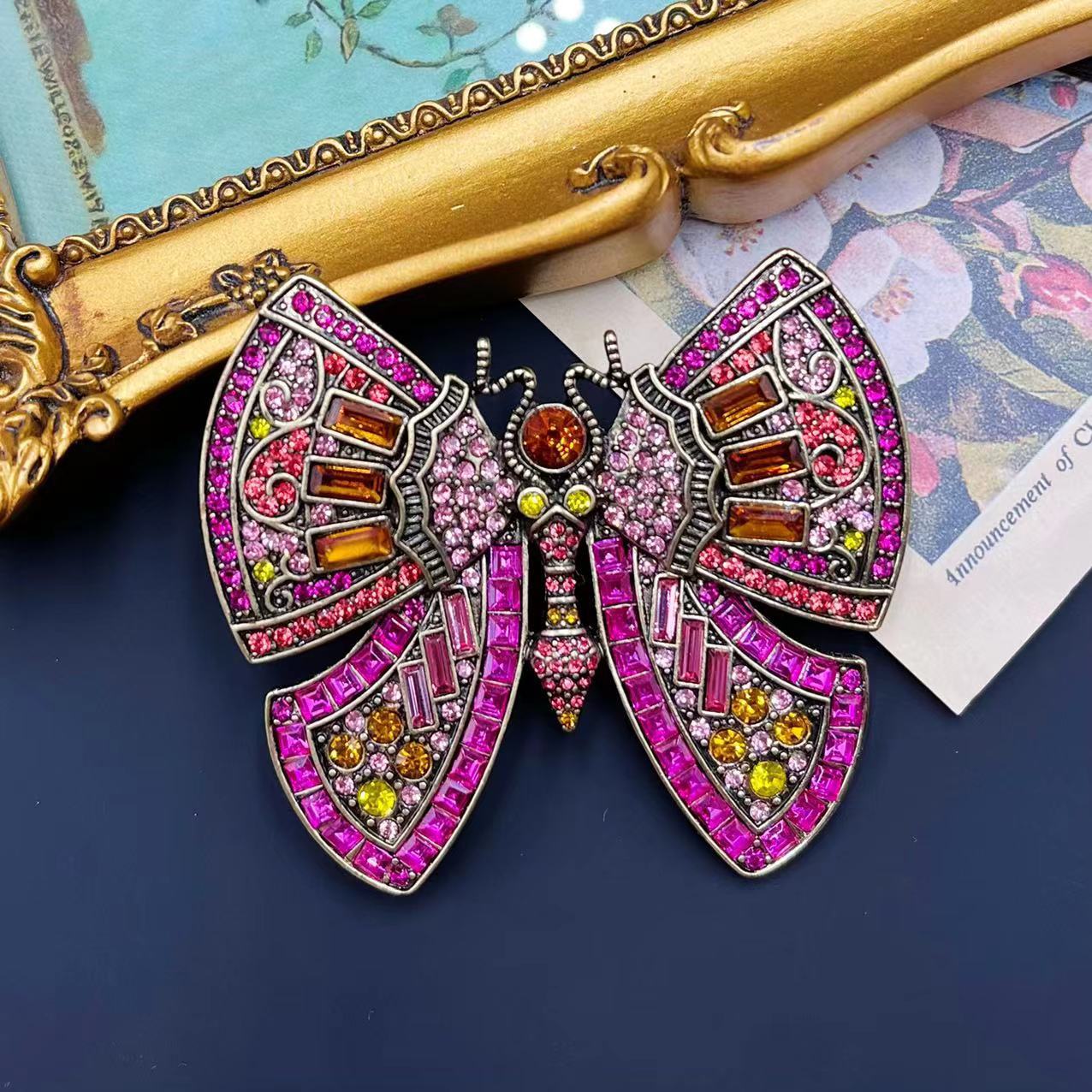 Middle Palace Style Heavy Industry Rhinestone Butterfly Brooch Jewelry For Women Men Fashion Classic Baroque Crystal Insect Pins
Middle Palace Style Heavy Industry Rhinestone Butterfly Brooch Jewelry For Women Men Fashion Classic Baroque Crystal Insect Pins