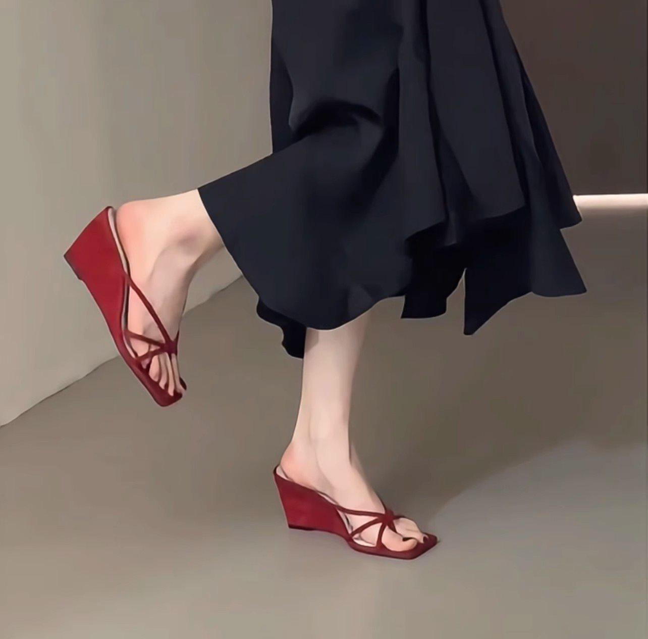 Beautiful red slippers women s summer outer wear toe clip strap sandals wedge heel 2025 French large size high heels new 42 червоний
Beautiful red slippers women s summer outer wear toe clip strap sandals wedge heel 2025 French large size high heels new 42 червоний